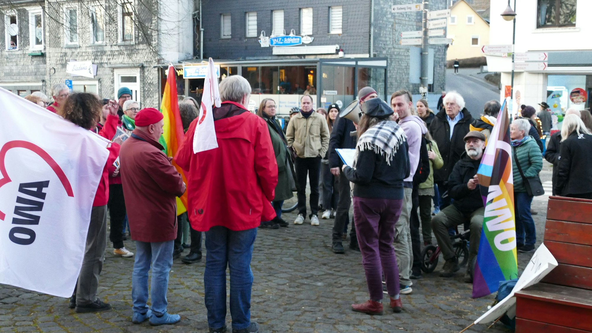 Etwas mehr als 50 Menschen hatten sich am Bahnhof versammelt.