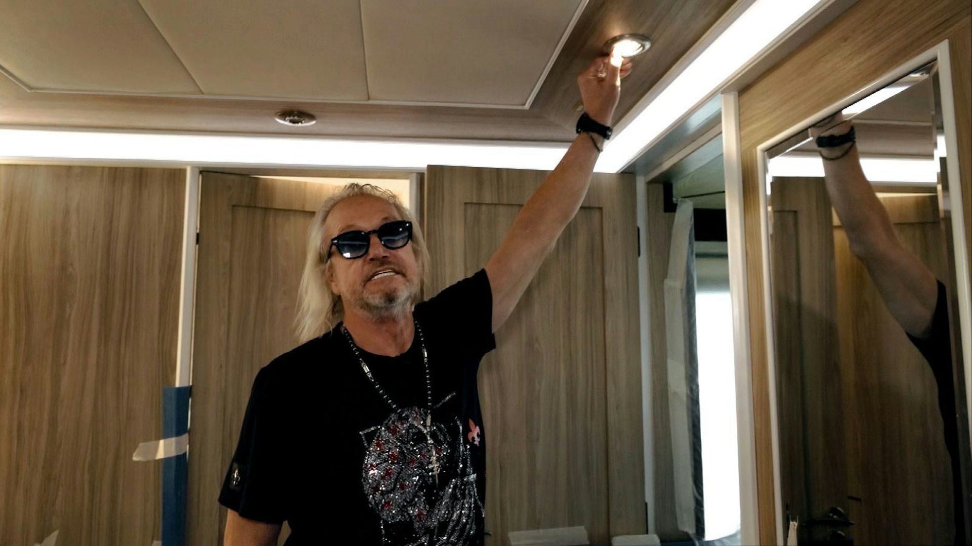 Pfusch an Bord? Robert Geiss bemängelt die Qualität des Innenausbaus. (Bild: RTLZWEI)