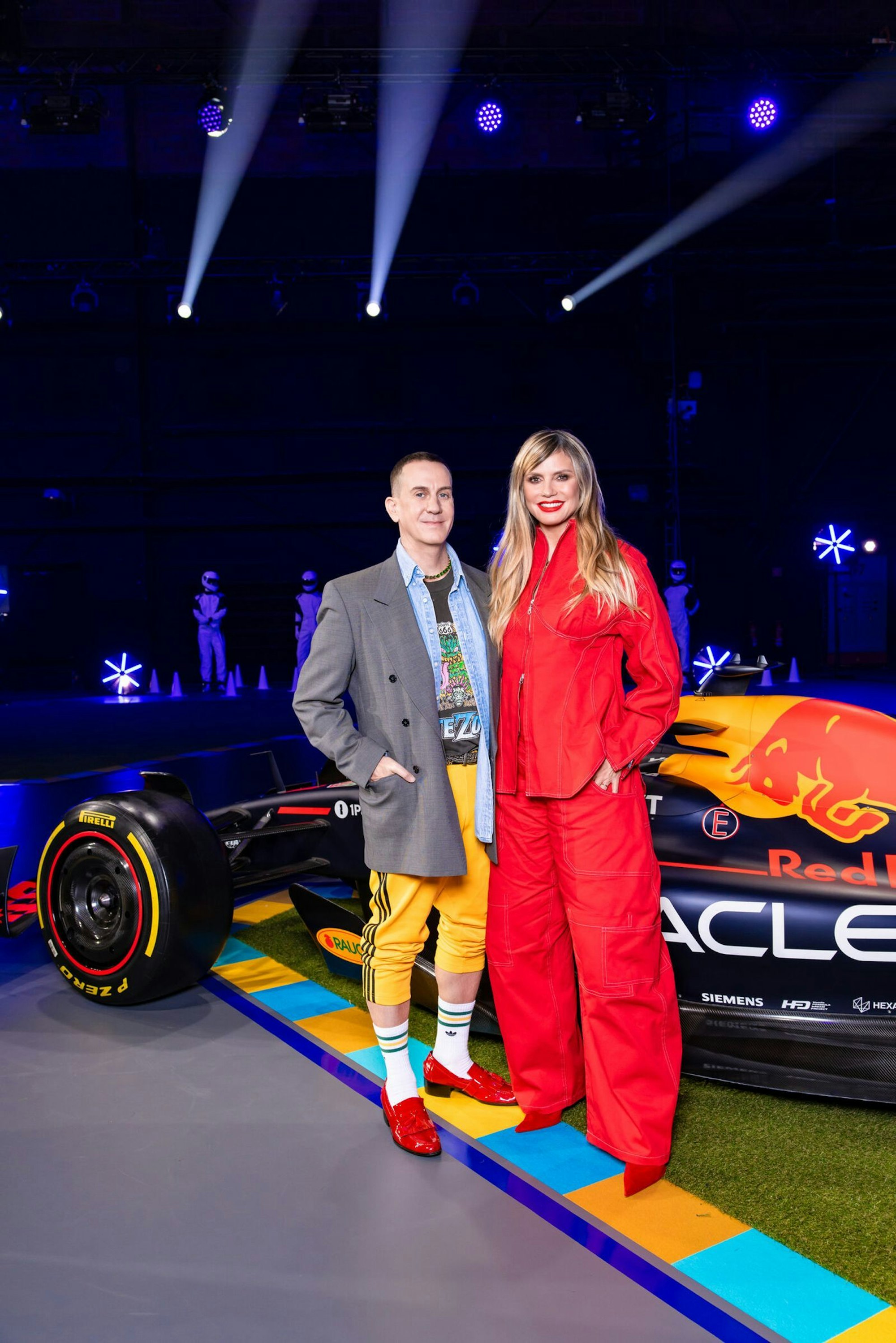 Heidi Klum wird von Designer und Gastjuror Jeremy Scott unterstützt. (Bild: ProSieben/Daniel Graf)