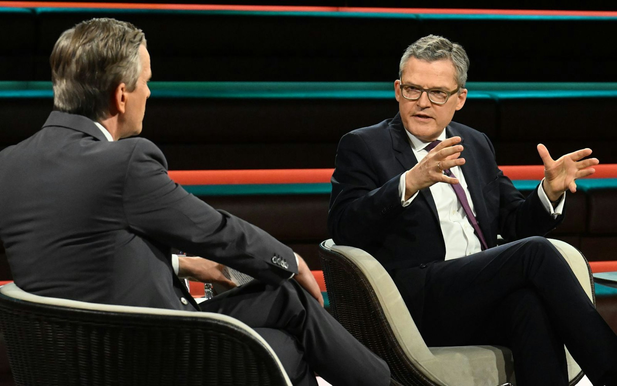 „Das ist eine böse Unterstellung, Herr van Aken“, sah sich der CDU-Politiker Roderich Kiesewetter bei „Markus Lanz“ vom Linken-Chef in die Ecke gedrängt. (Bild: ZDF / Markus Hertrich)