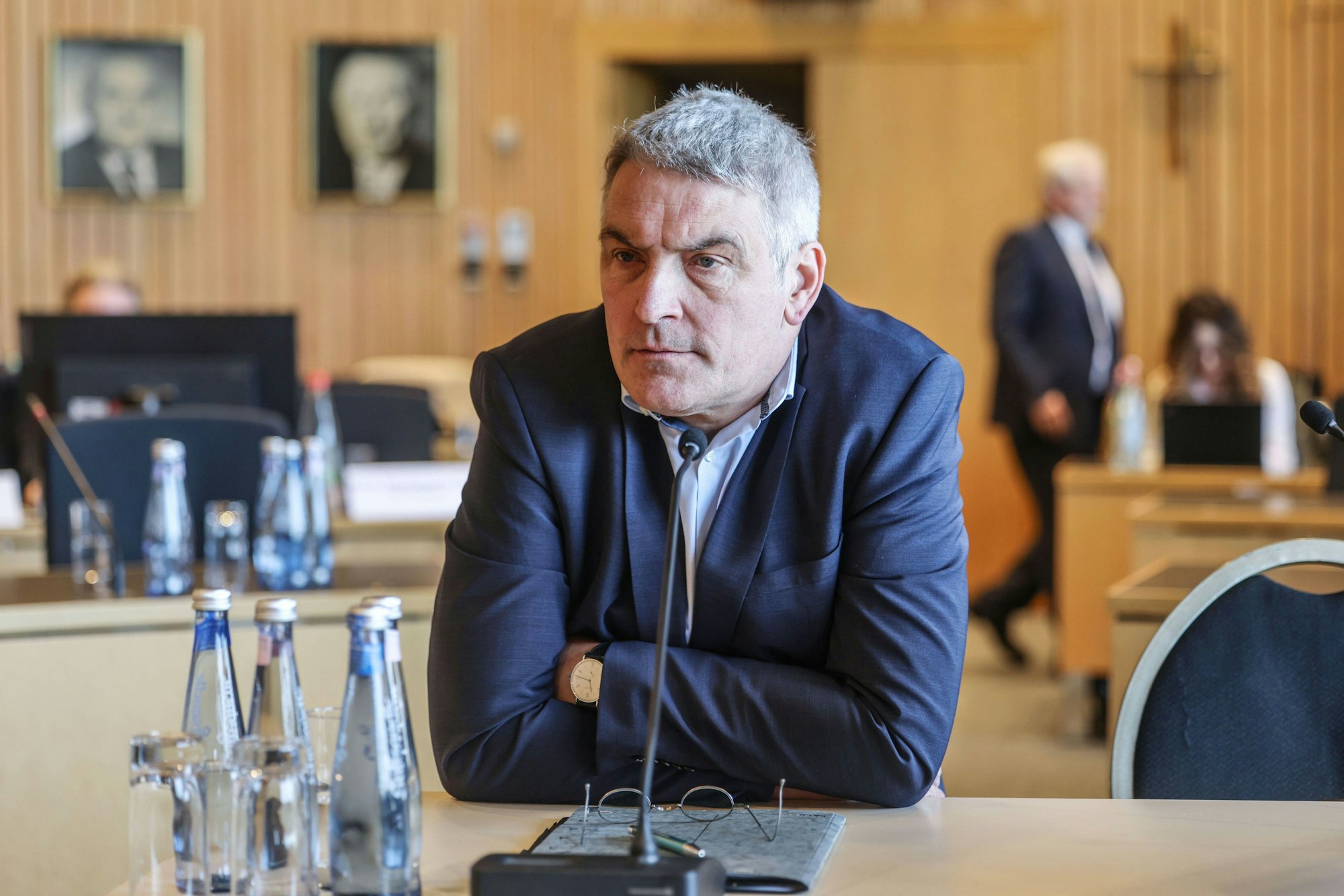 Lorenz Bahr (Grüne), Staatssekretär im Ministerium für Kinder, Jugend, Familie, Gleichstellung, Flucht und Integration des Landes Nordrhein-Westfalen sitzt im Parlamentarischen Untersuchungsausschuss des Landtags zum Terroranschlag von Solingen. Foto: Oliver Berg/dpa