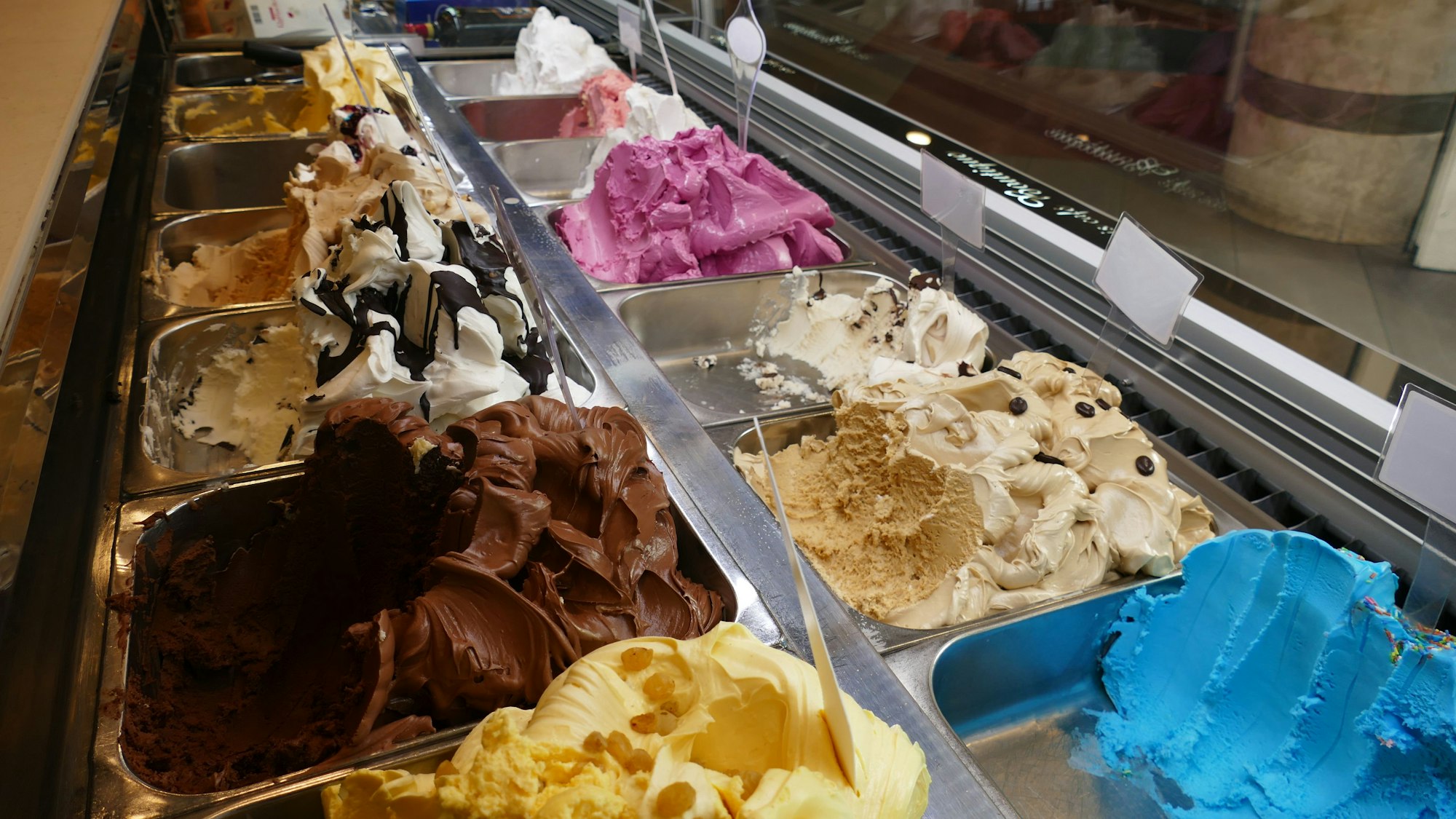Eine Eistheke.