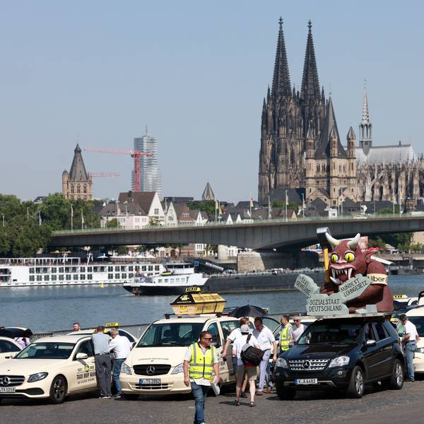 Protestaktion des Deutschen Taxigewerbes gegen digitale Plattformanbieter, wie Uber und Bolt an der Deuter Werft.