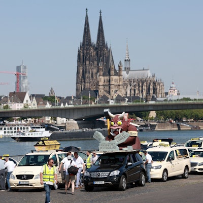Protestaktion des Deutschen Taxigewerbes gegen digitale Plattformanbieter, wie Uber und Bolt an der Deuter Werft.