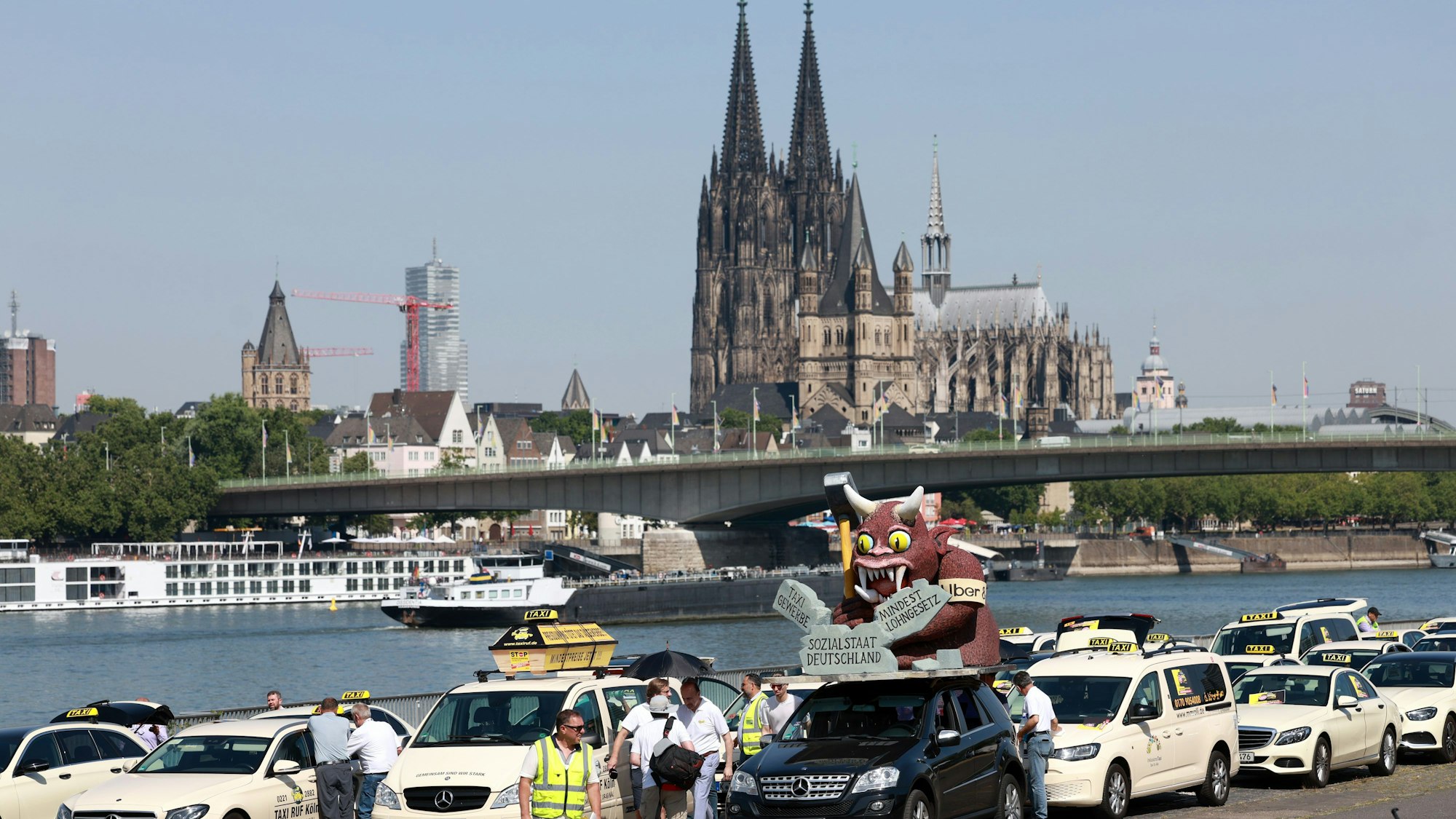 Protestaktion des Deutschen Taxigewerbes gegen digitale Plattformanbieter, wie Uber und Bolt an der Deuter Werft.