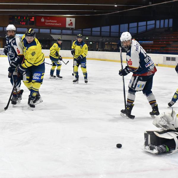 Von Wiehl geschossen, geht der Puck Richtung des Essener Goalies.