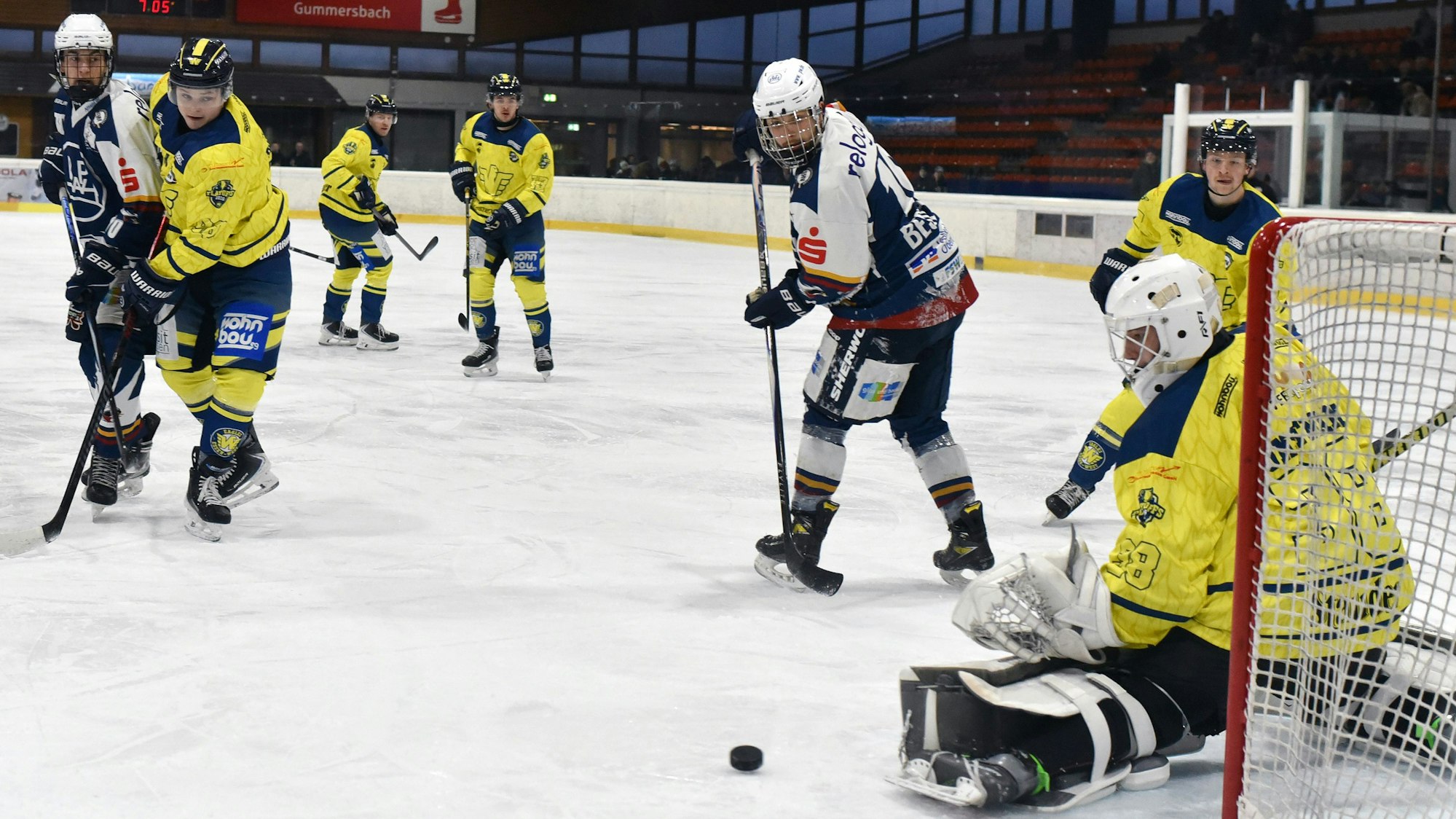 Von Wiehl geschossen, geht der Puck Richtung des Essener Goalies.