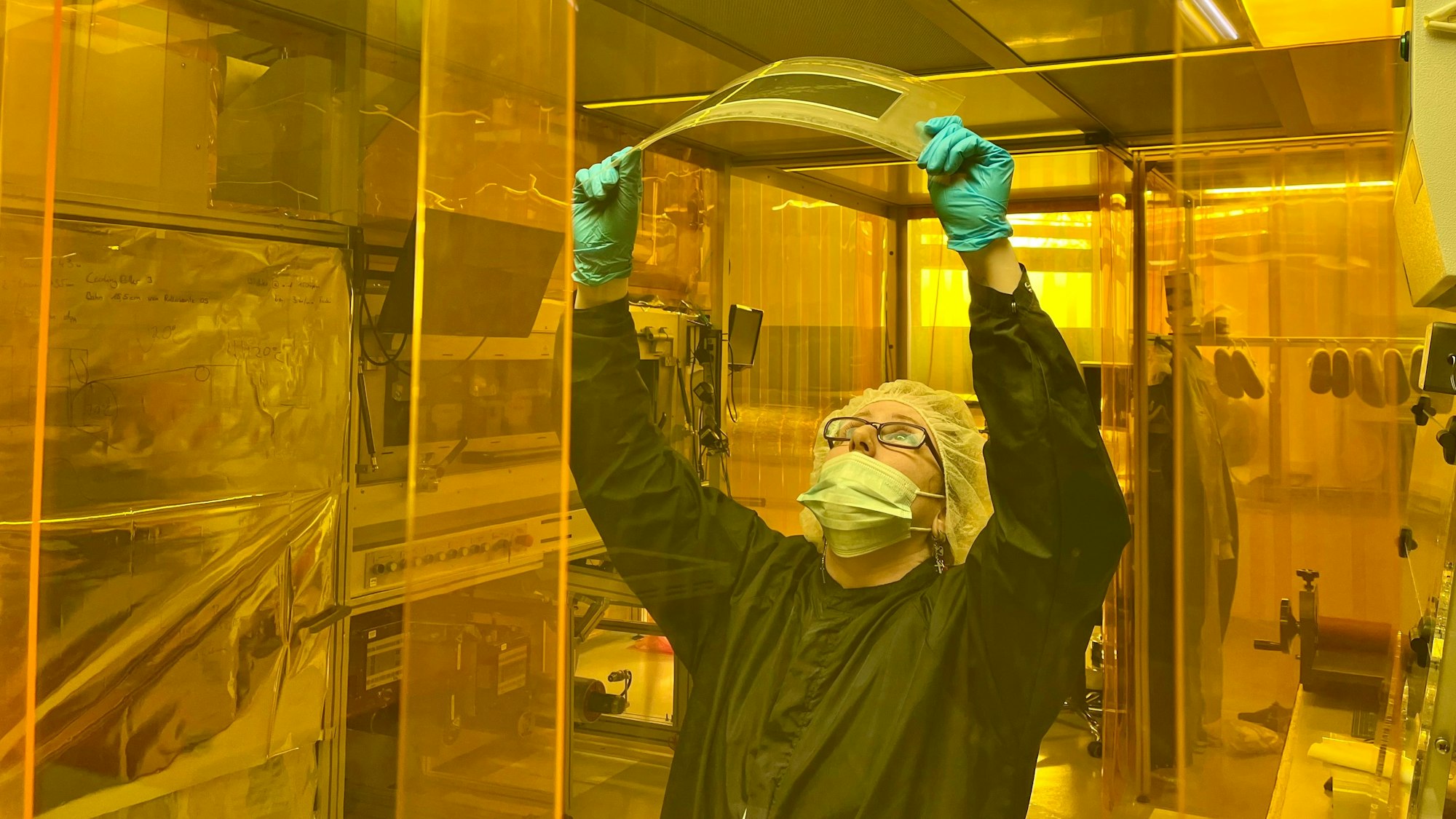 Nicole Rieger checkt unter Reinraum-Bedingungen ein Panel.