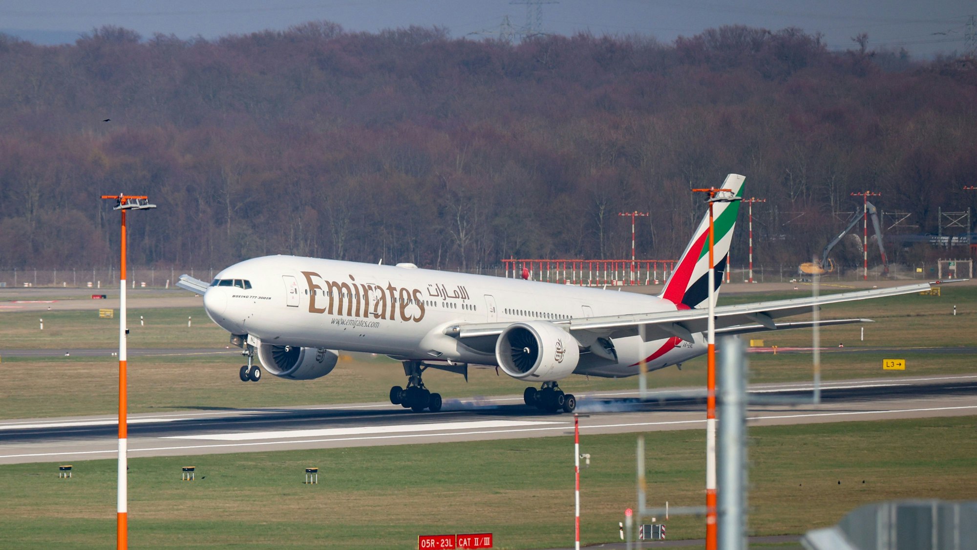 Eine Boeing 777 der Fluglinie Emirates aus Dubai landet am Flughafen.