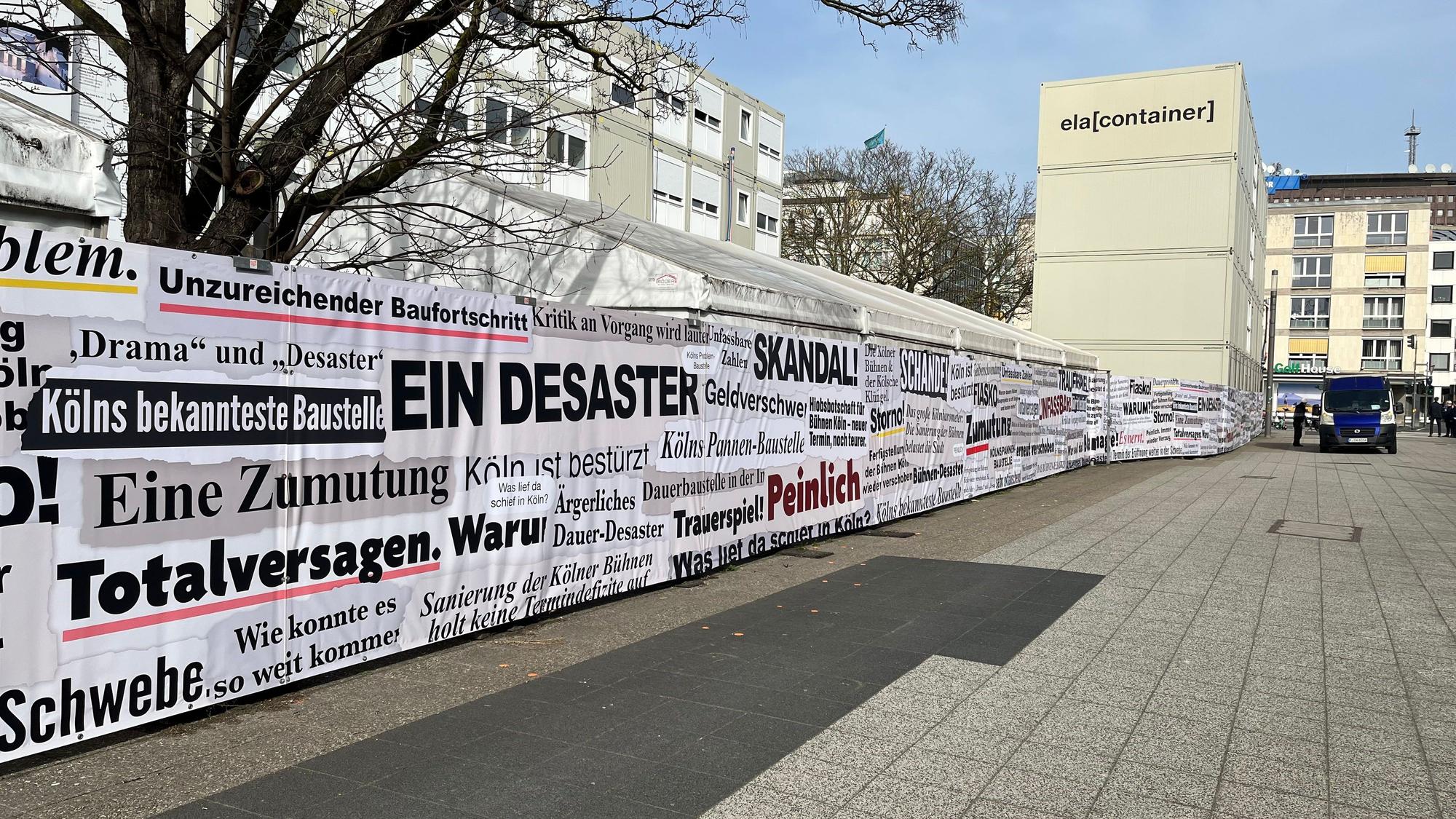 „Totalversagen“ oder „Desaster“: Der sogenannte „Frustzaun“ an der Bühnen-Baustelle am Offenbachplatz zeigt Schlagzeilen der vergangenen 14 Jahre.