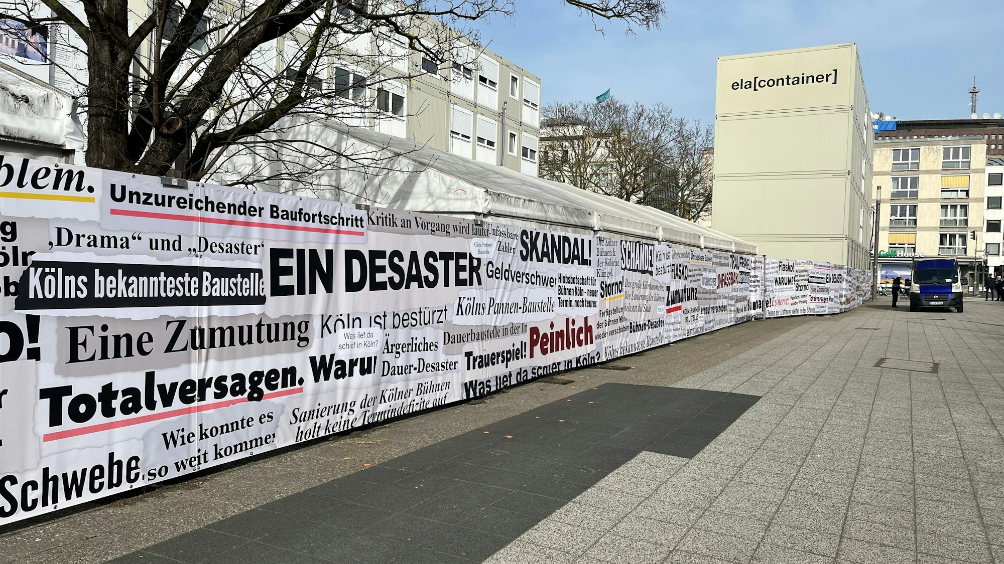 „Totalversagen“ oder „Desaster“: Der sogenannte „Frustzaun“ an der Bühnen-Baustelle am Offenbachplatz zeigt Schlagzeilen der vergangenen 14 Jahre.