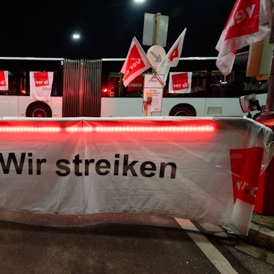 Die Schranke bleibt unten. Verdi hat Beschäftigte in mehreren kommunalen Nahverkehrsbetrieben wie der KVB zum Warnstreik aufgerufen. (Archivbild)