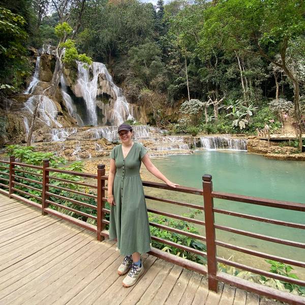 Glücklichere Tage: Silja Adolphs aus der Nümbrechter Ortschaft Benroth am Kuang Si-Wasserfall in Laos. In dem Land hat die 33-Jährige zunächst festgesessen.