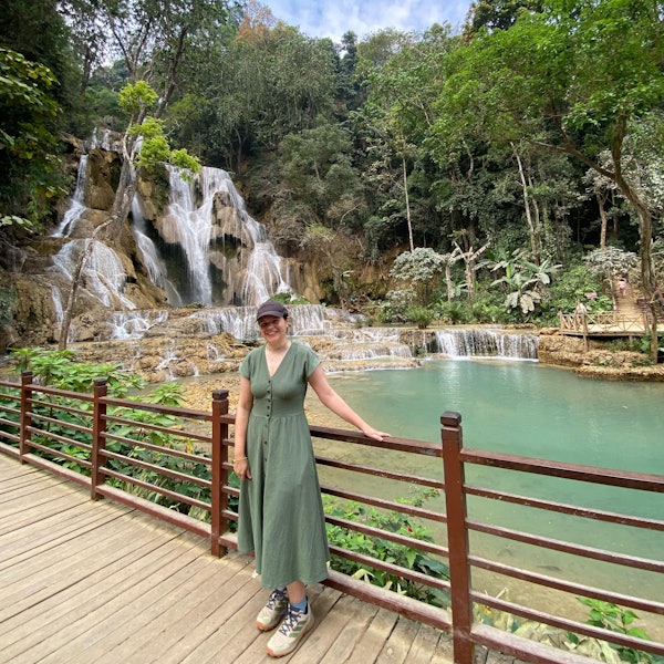 Glücklichere Tage: Silja Adolphs aus der Nümbrechter Ortschaft Benroth am Kuang Si-Wasserfall in Laos. In dem Land hat die 33-Jährige zunächst festgesessen.