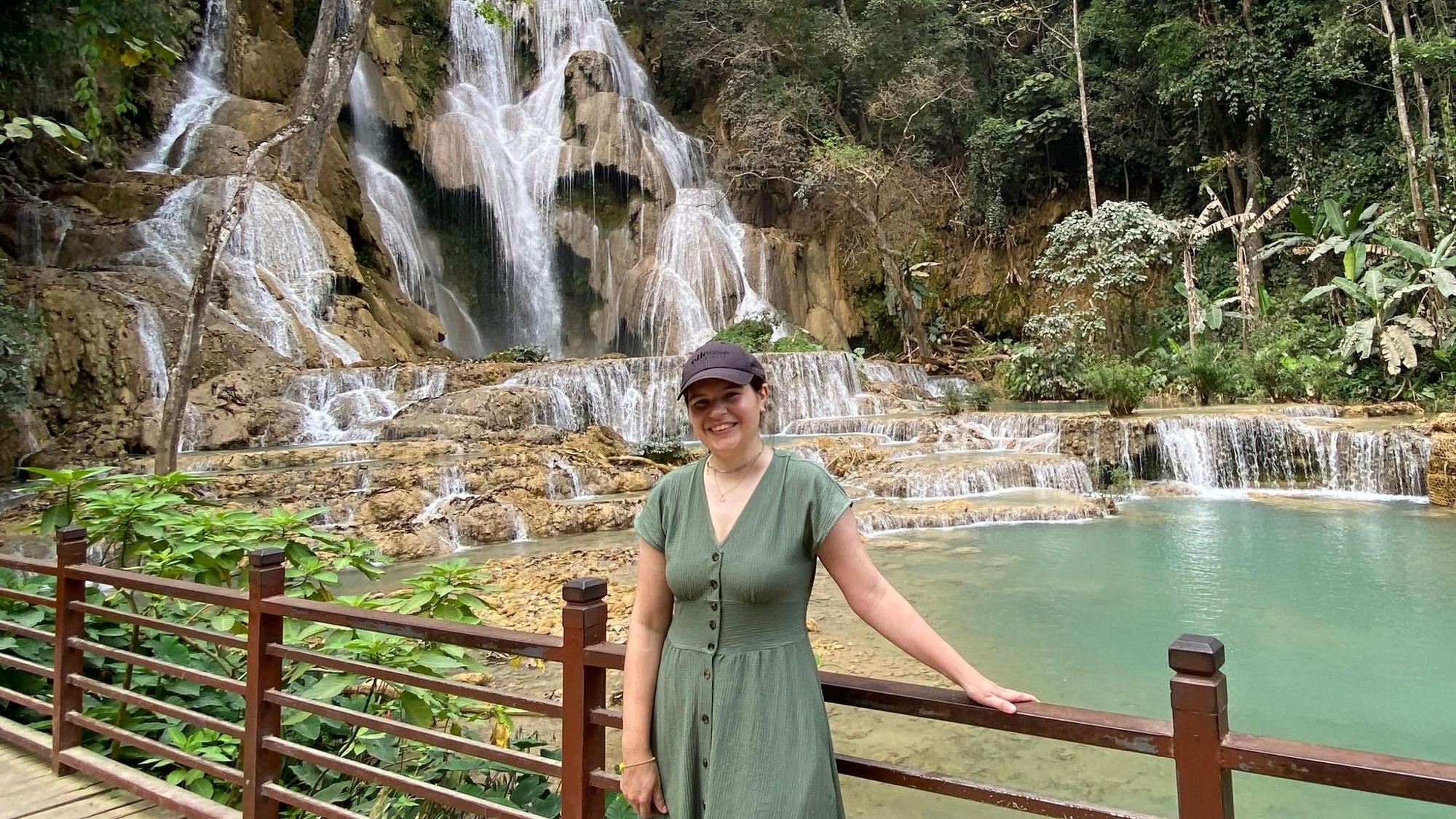 Glücklichere Tage: Silja Adolphs aus der Nümbrechter Ortschaft Benroth am Kuang Si-Wasserfall in Laos. In dem Land hat die 33-Jährige zunächst festgesessen.