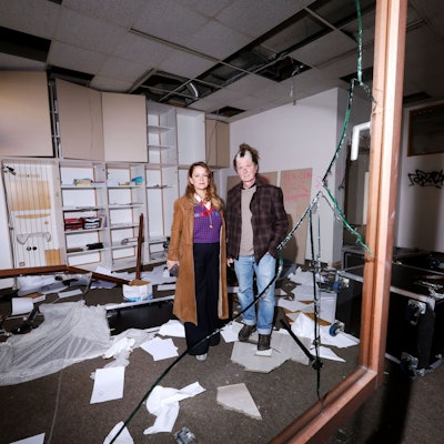 Anja Kolacek und Marc Leßle stehen in den Trümmern des Deutzer Zentralwerks der Schönen Künste, in das im Februar mehrmals eingebrochen wurde.