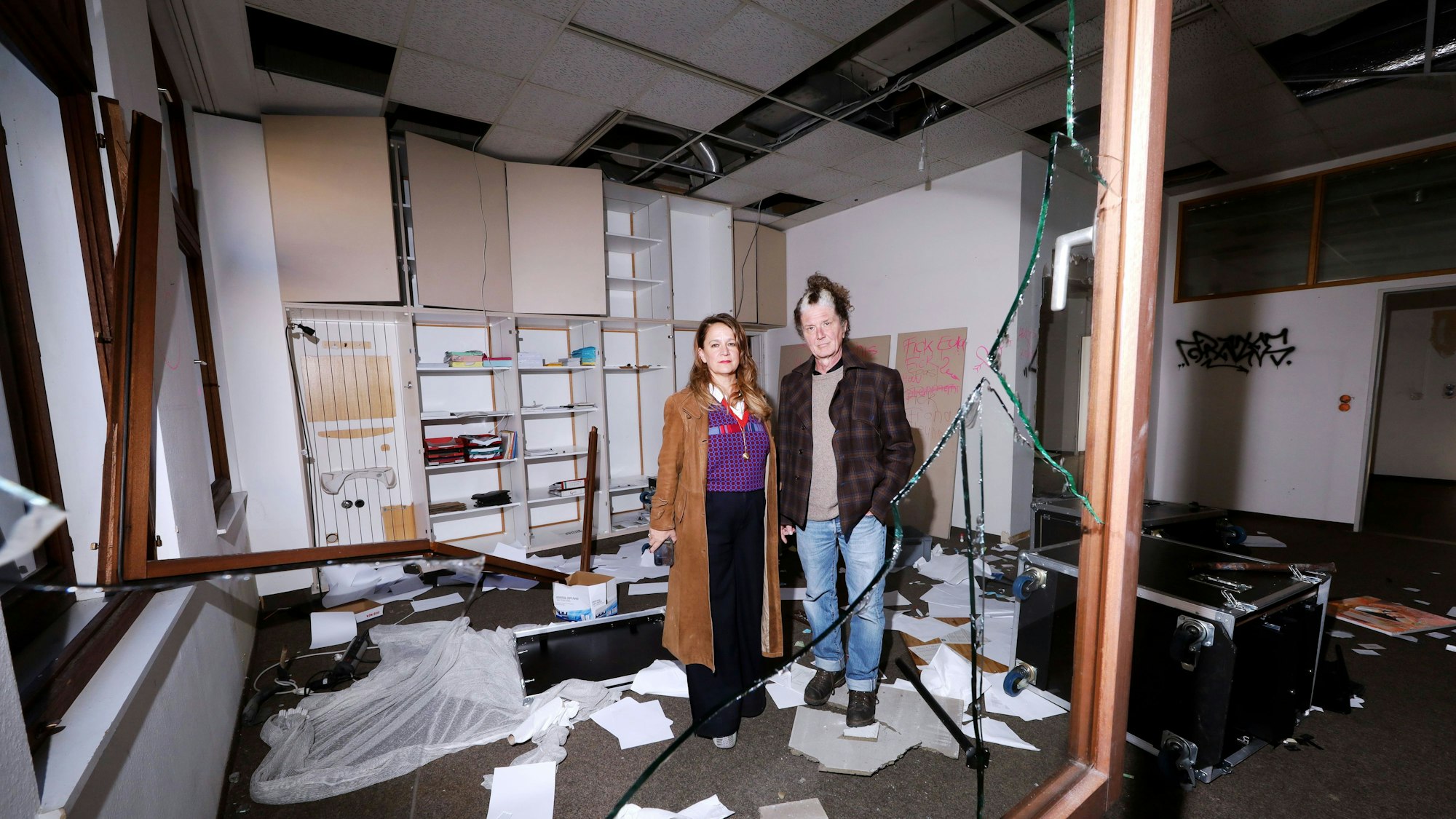 Anja Kolacek und Marc Leßle stehen in den Trümmern des Deutzer Zentralwerks der Schönen Künste, in das im Februar mehrmals eingebrochen wurde.