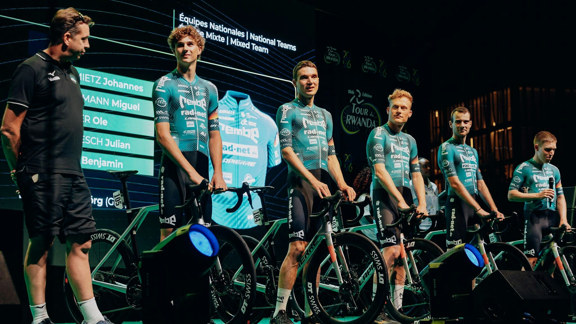 Tour de Ruanda: Julian Borresch mit seinen Kollegen auf Safari
Foto: privat