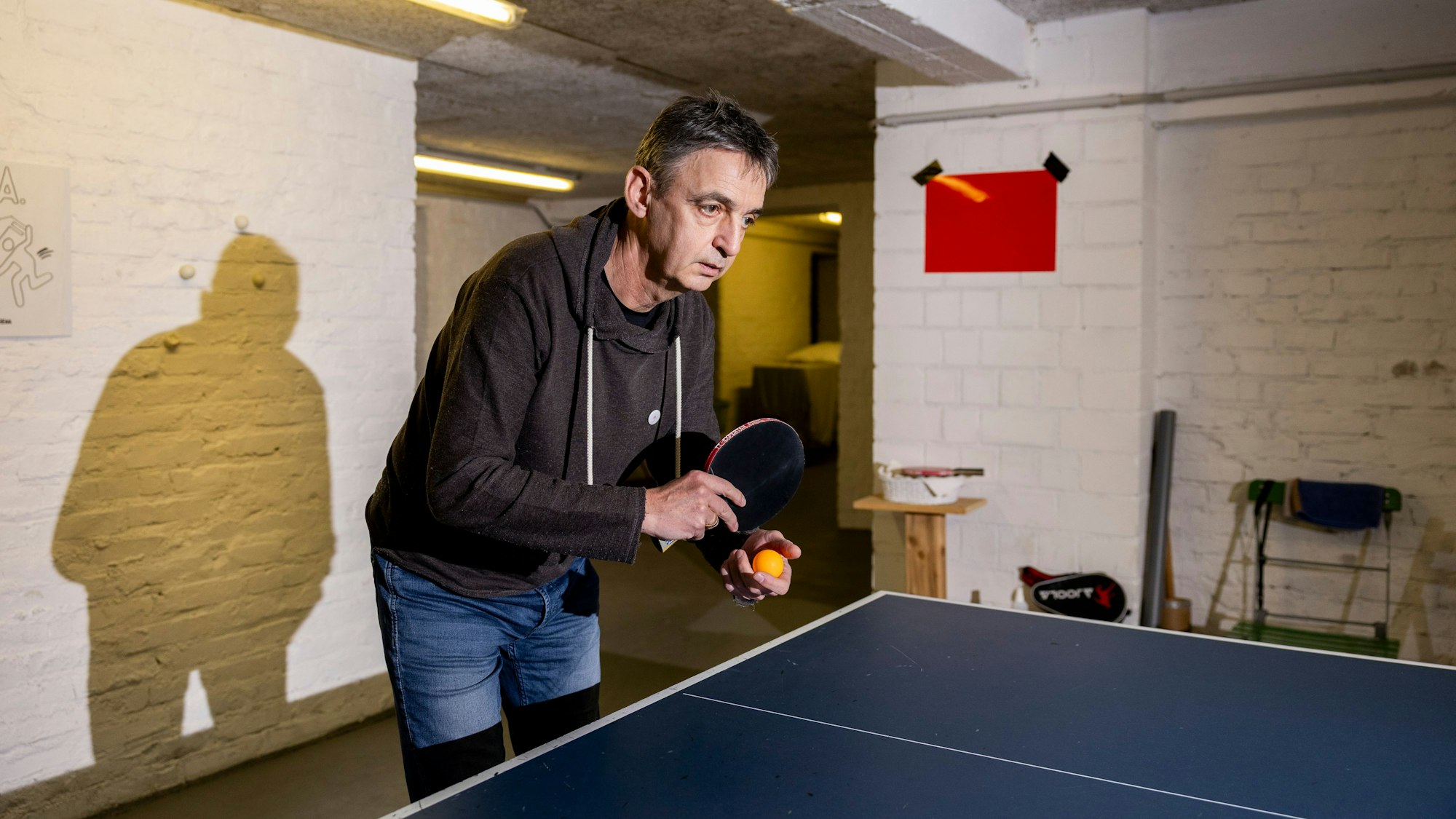 04.03.2026, Köln: Andreas Oestern lebt mit Parkinson und seiner Frau Dorothee Dernbach in Köln.
Er spielt gerne Tischtennis.
Foto: Michael Bause