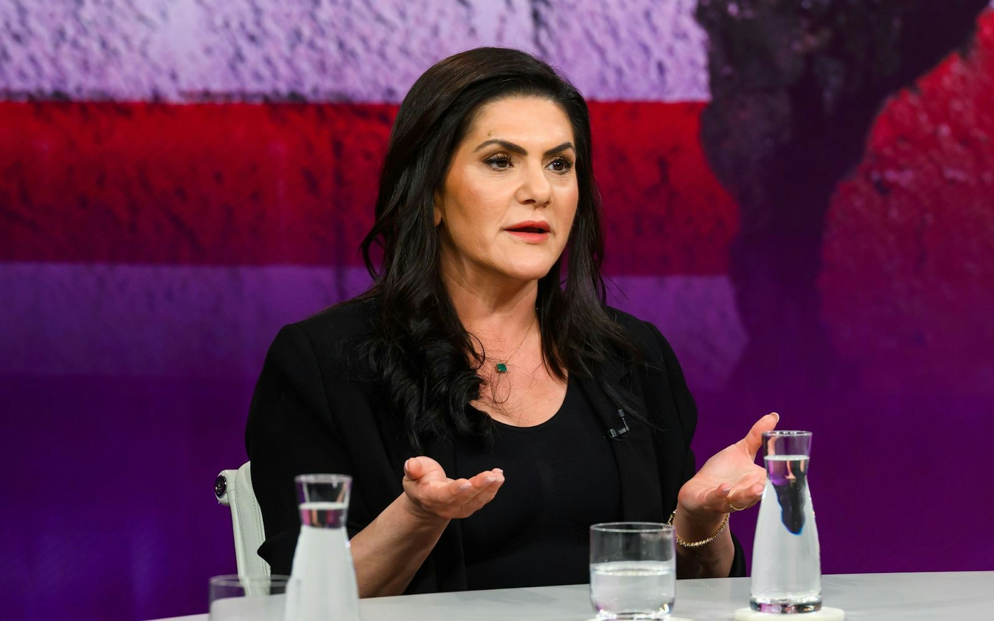 Die Exil-Iranerin Mariam Claren macht sich große Sorgen um ihre Heimat. (Bild: ZDF/ Jule Roehr )