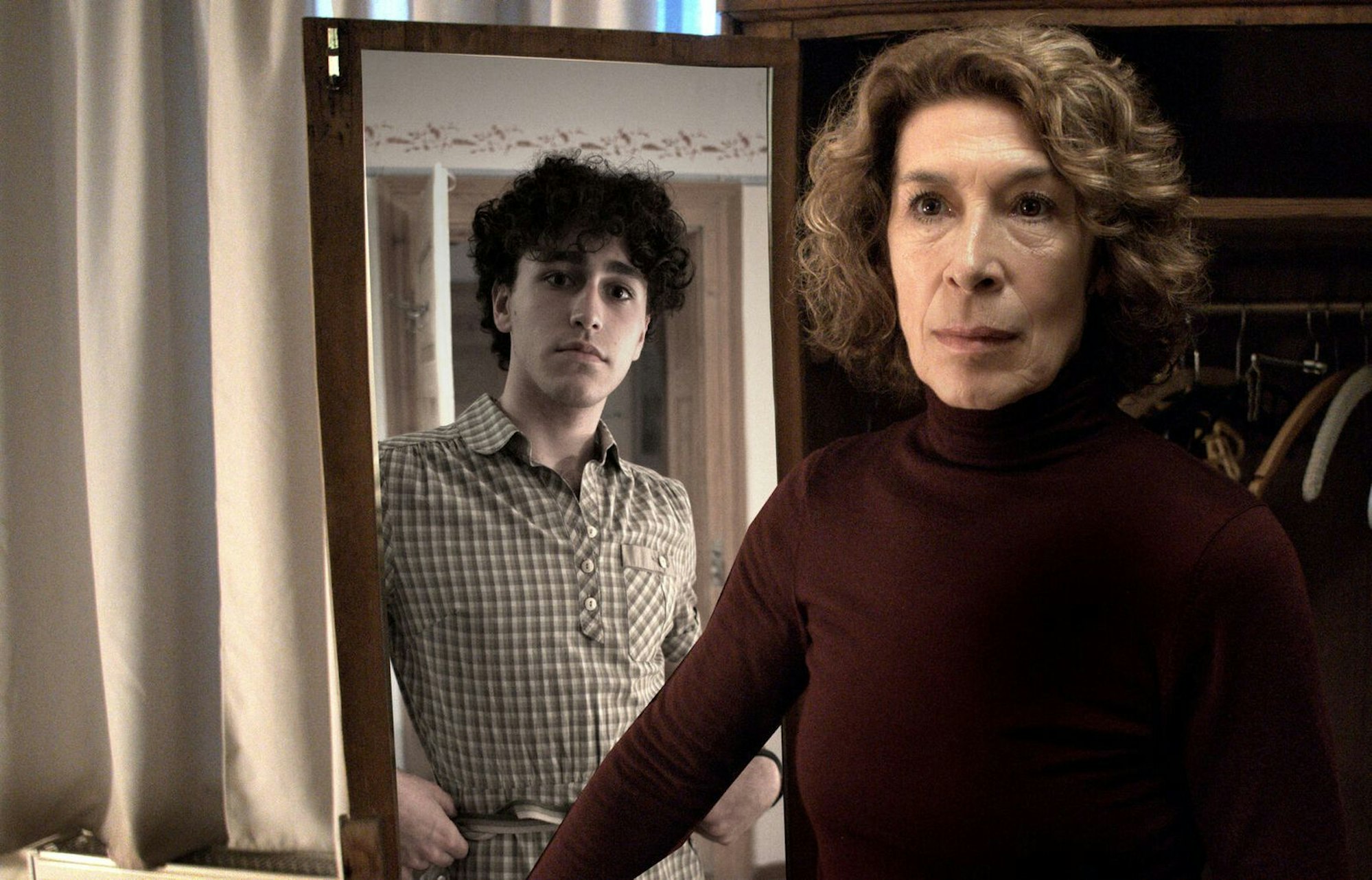 Während es in ihrem neuen Film um die Lust einer unglücklich verheirateten Frau geht, brillierte Adele Neuhauser 2024 in „Ungeschminkt“ als Transperson (neben Riccardo Campione als ihrem jüngeren Ich). Warum der 67-Jährigen polarisierende Themen so am Herzen liegen, verrät sie im Interview. (Bild: BR/ORF/Bavaria Fiction GmbH/Jacqueline Krause-Burberg)