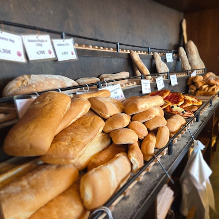 Verschiedene Backwaren in der Auslage.