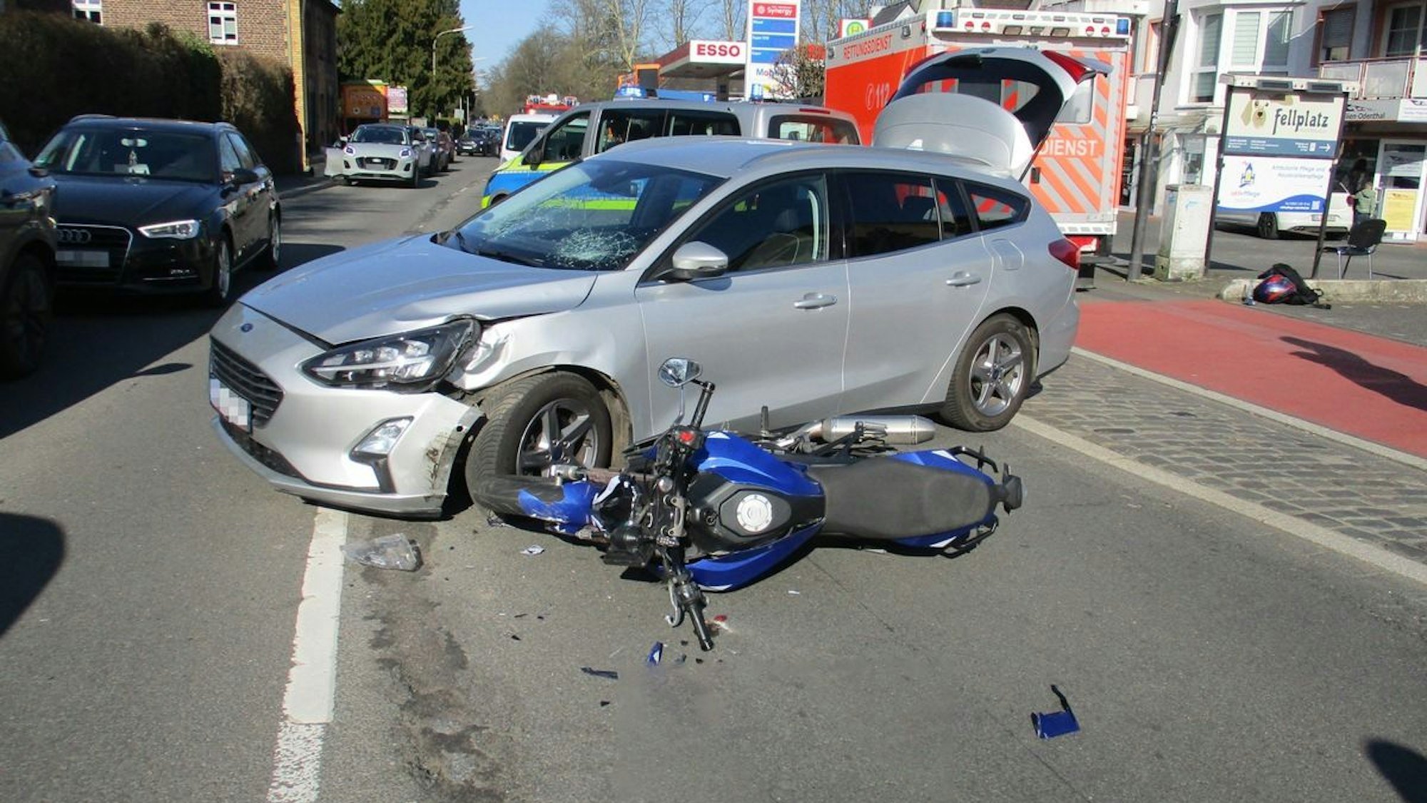 Schwerer Verkehrsunfall in Odenthal: Motorradfahrer schwer verletzt.
