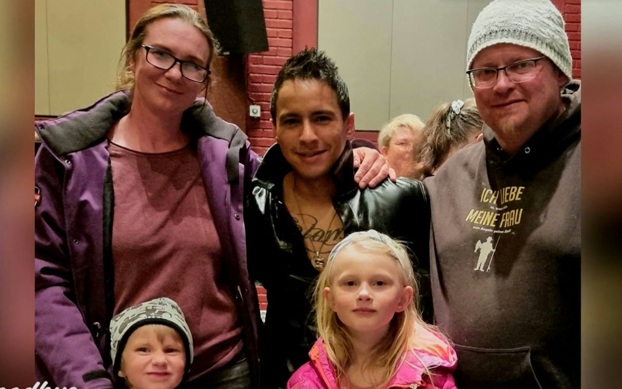 Popstar Jon Henrik Fjällgren (Mitte) möchte der Auswanderer-Familie helfen. (Bild: RTL)