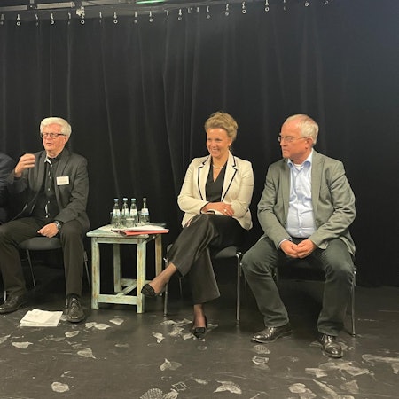 Leverkusens Oberbürgermeister Stefan Hebbel, Vorsitzender des Jungen Theaters Leverkusen Michael Schmidt, NRW-Kulturstaatsministerin Ina Brandes und Rüdiger Scholz, Vorsitzender der CDU Leverkusen, beim Publikumsgespräch im Jungen Theater.
