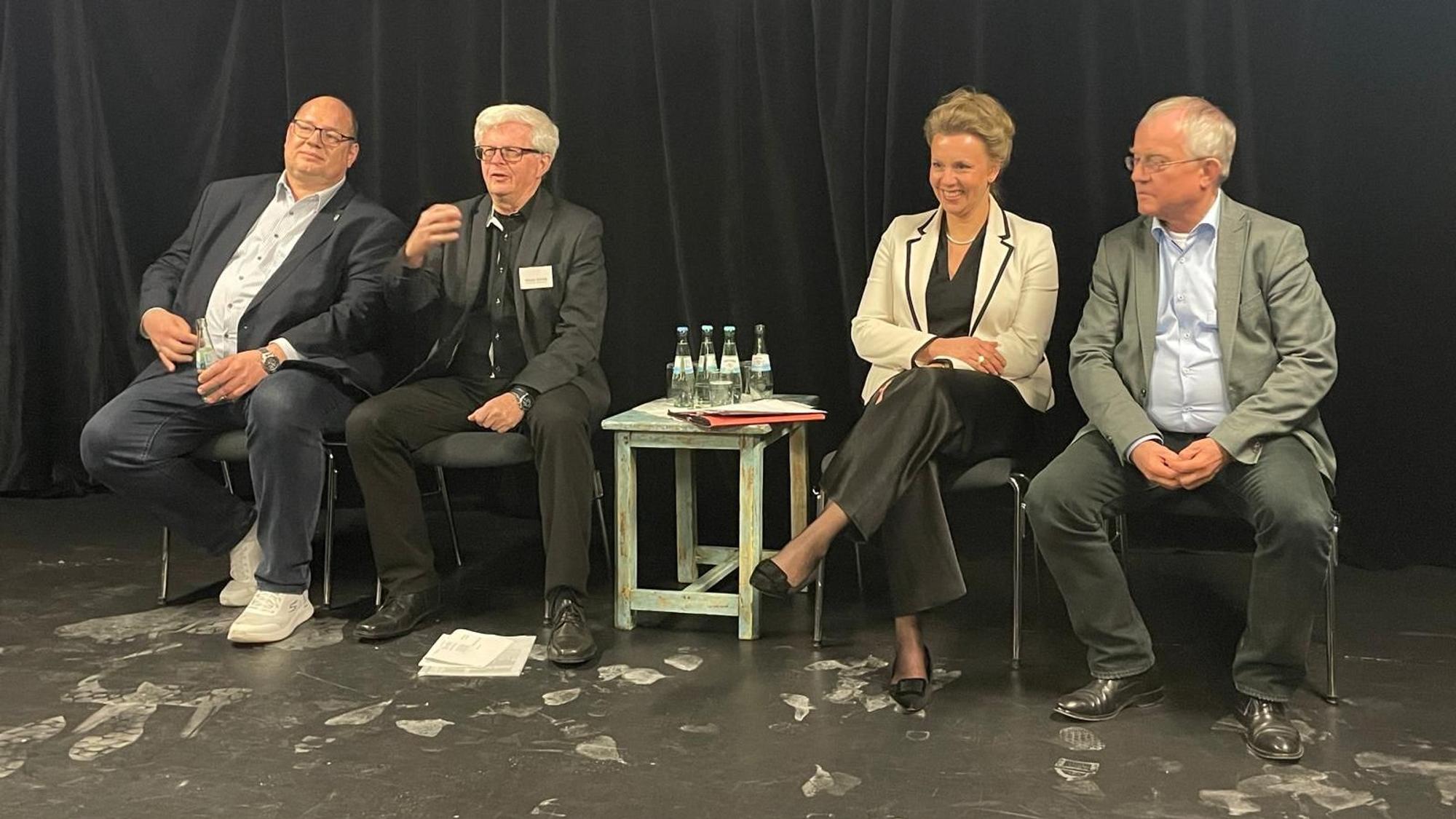 Leverkusens Oberbürgermeister Stefan Hebbel, Vorsitzender des Jungen Theaters Leverkusen Michael Schmidt, NRW-Kulturstaatsministerin Ina Brandes und Rüdiger Scholz, Vorsitzender der CDU Leverkusen, beim Publikumsgespräch im Jungen Theater.