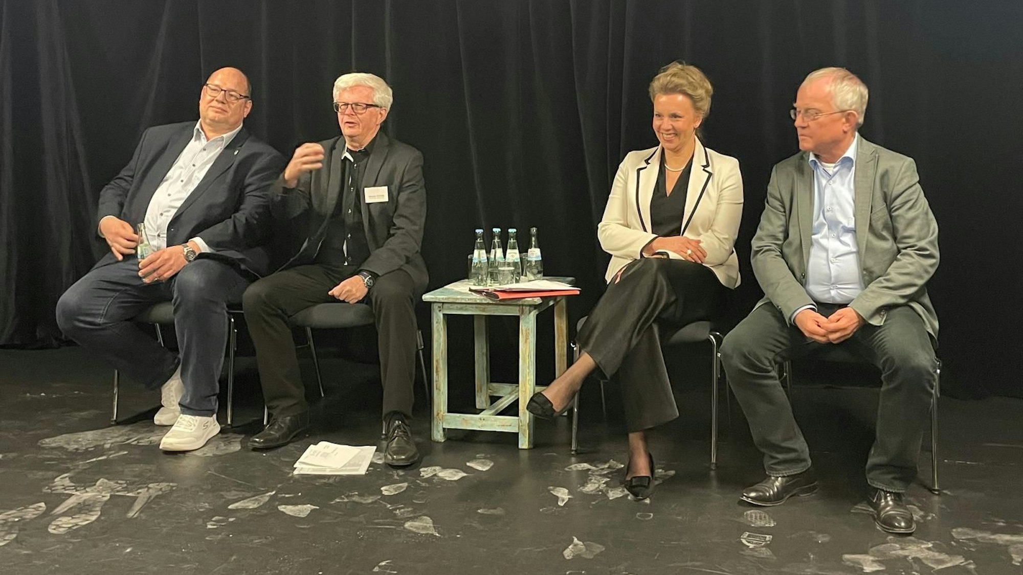 Leverkusens Oberbürgermeister Stefan Hebbel, Vorsitzender des Jungen Theaters Leverkusen Michael Schmidt, NRW-Kulturstaatsministerin Ina Brandes und Rüdiger Scholz, Vorsitzender der CDU Leverkusen, beim Publikumsgespräch im Jungen Theater.