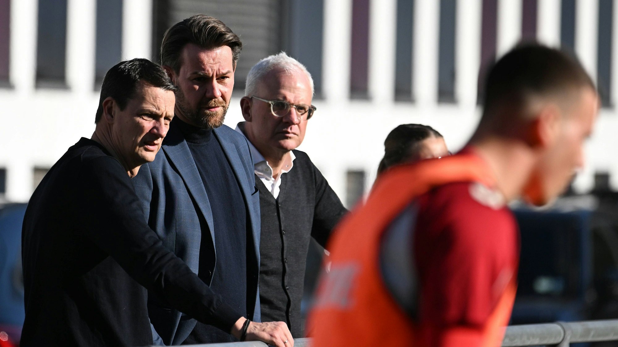 Thomas Kessler (M.) verfolgte das Training in dieser Woche mit den Vizepräsidenten Ulf Sobek und Jörg Alvermann.