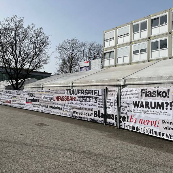 Die Baustelle am Offenbachplatz, wo im Herbst Oper und Schauspiel eröffnen sollen.