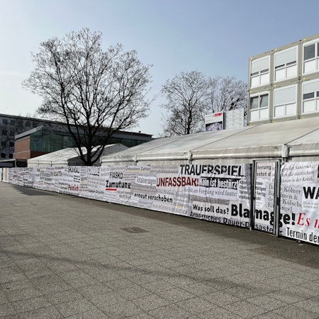 Die Baustelle am Offenbachplatz, wo im Herbst Oper und Schauspiel eröffnen sollen.