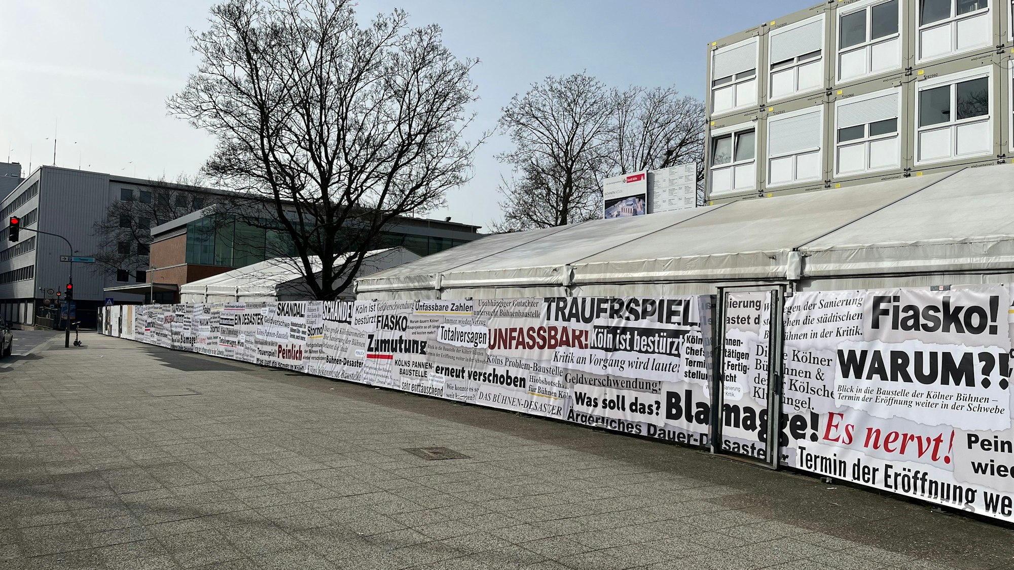Der „Frustzaun“ an der Bühnen-Baustelle.