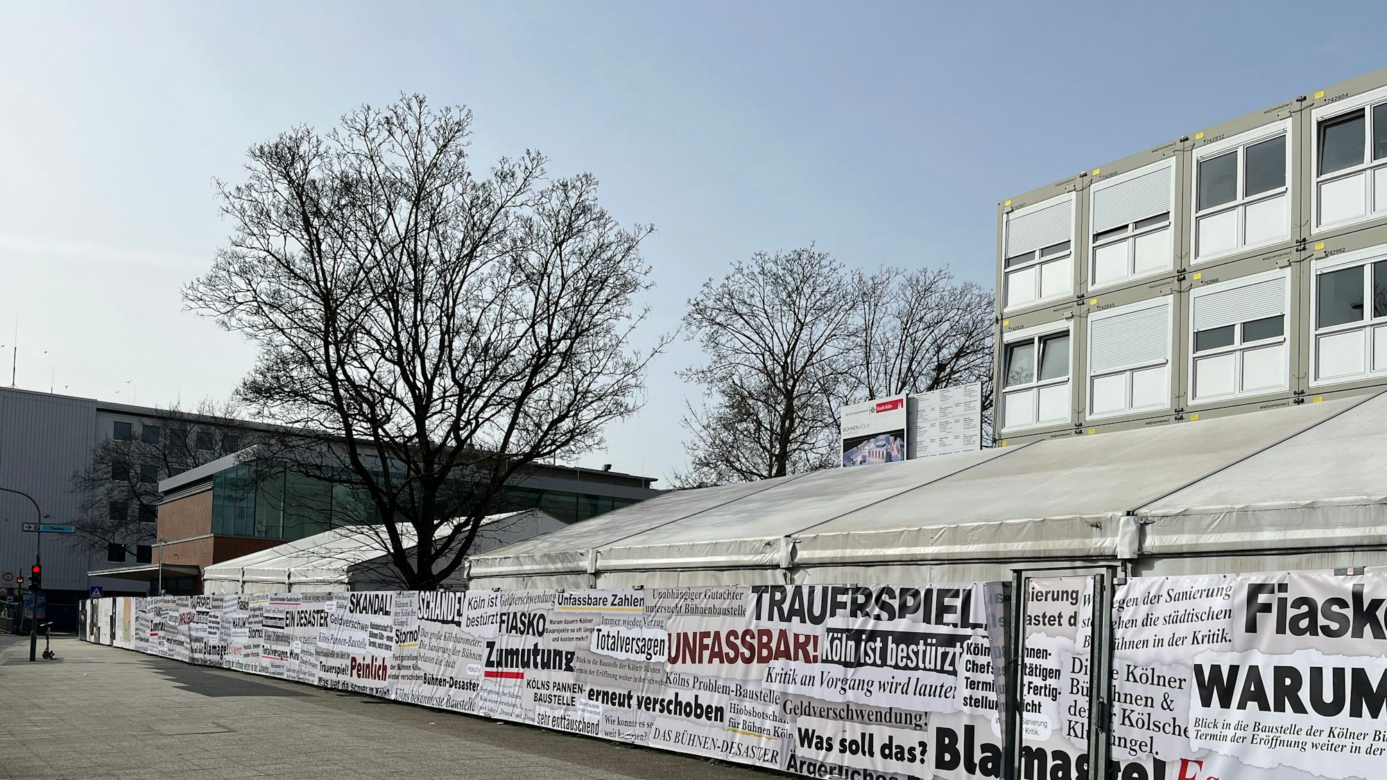 Die Baustelle am Offenbachplatz, wo im Herbst Oper und Schauspiel eröffnen sollen.