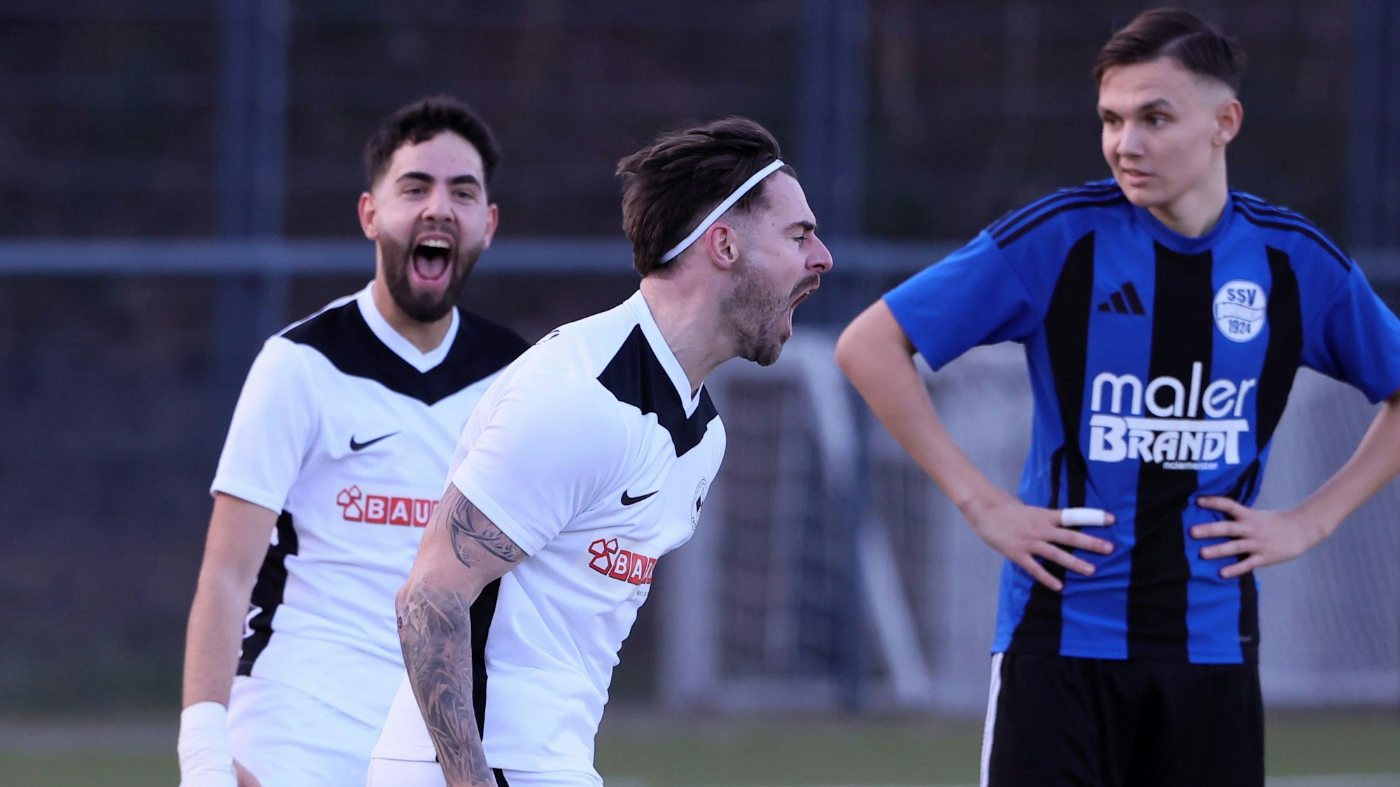 Das Foto zeigt Patrick Friesdorf-Weber, der seine Freude über das Siegtor im Hinspiel herausschreit.
