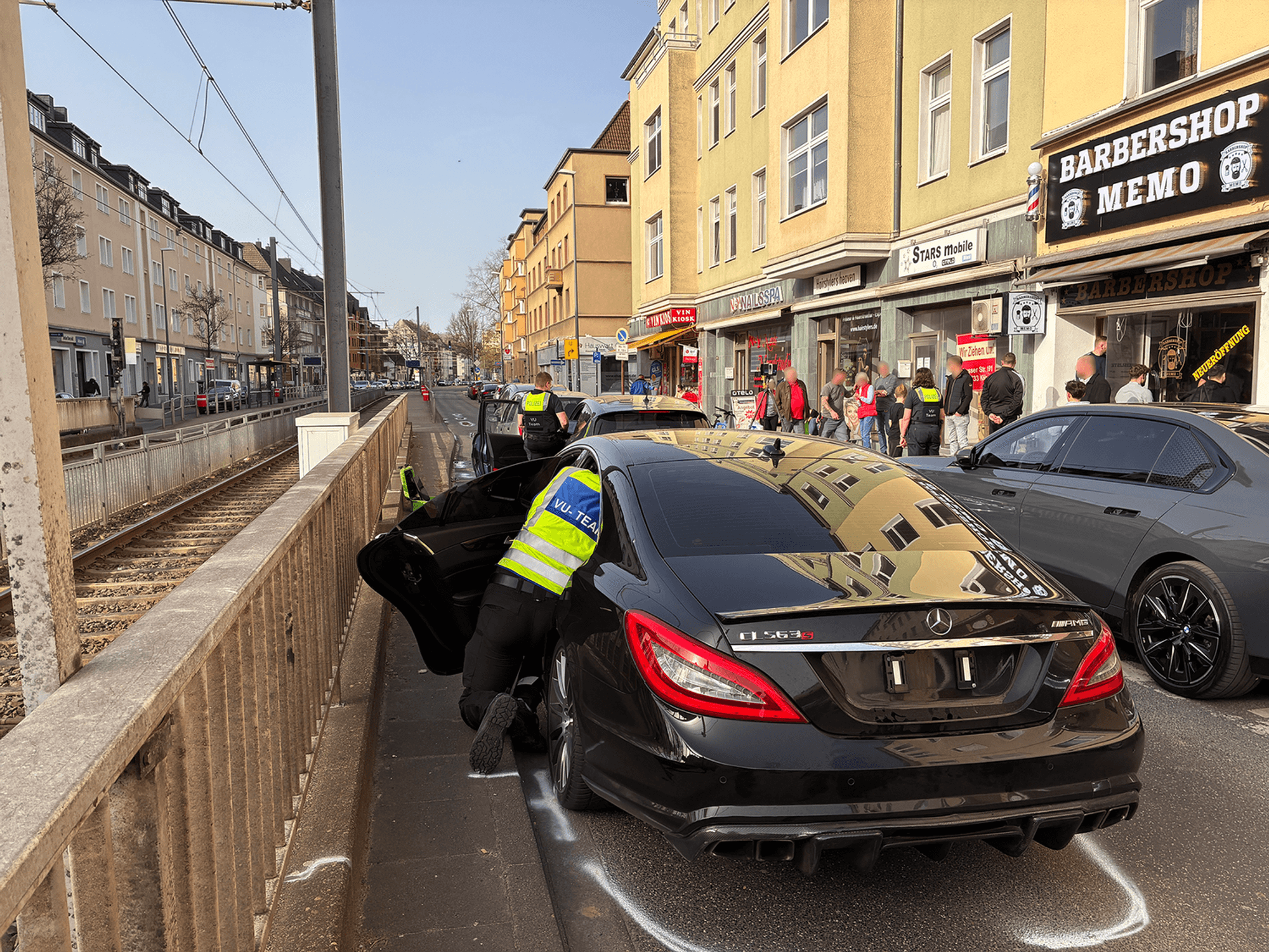 Die Polizei untersucht nach einem Unfall auf der Neusser Straße, Höhe Zietenstraße, eines der Unfallautos.