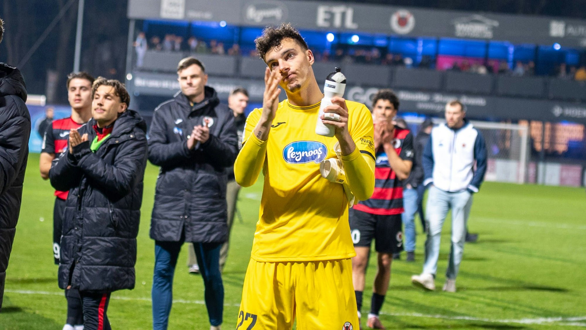 Deutschland: 3.Liga 2025 / 2026 - FC Viktoria Köln vs TSV 1860 München - 28. Spieltag - Sportpark Höhenberg-Stadion Köln: nach der Niederlage Arne Schulz FC Viktoria Köln, 27 *** Germany 3 Liga 2025 2026 FC Viktoria Köln vs TSV 1860 München 28 Matchday Sportpark Höhenberg Stadion Köln after the defeat Arne Schulz FC Viktoria Köln, 27 Copyright: xOrhanxHabashx