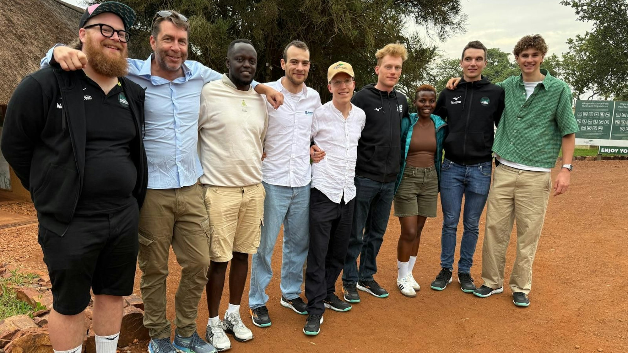 Tour de Ruanda: Julian Borresch mit seinen Kollegen auf Safari