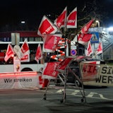 Flaggen weisen vor dem Betriebshof Nord der Kölner Verkehrs-Betriebe auf einen Warnstreik hin. (Archivbild)