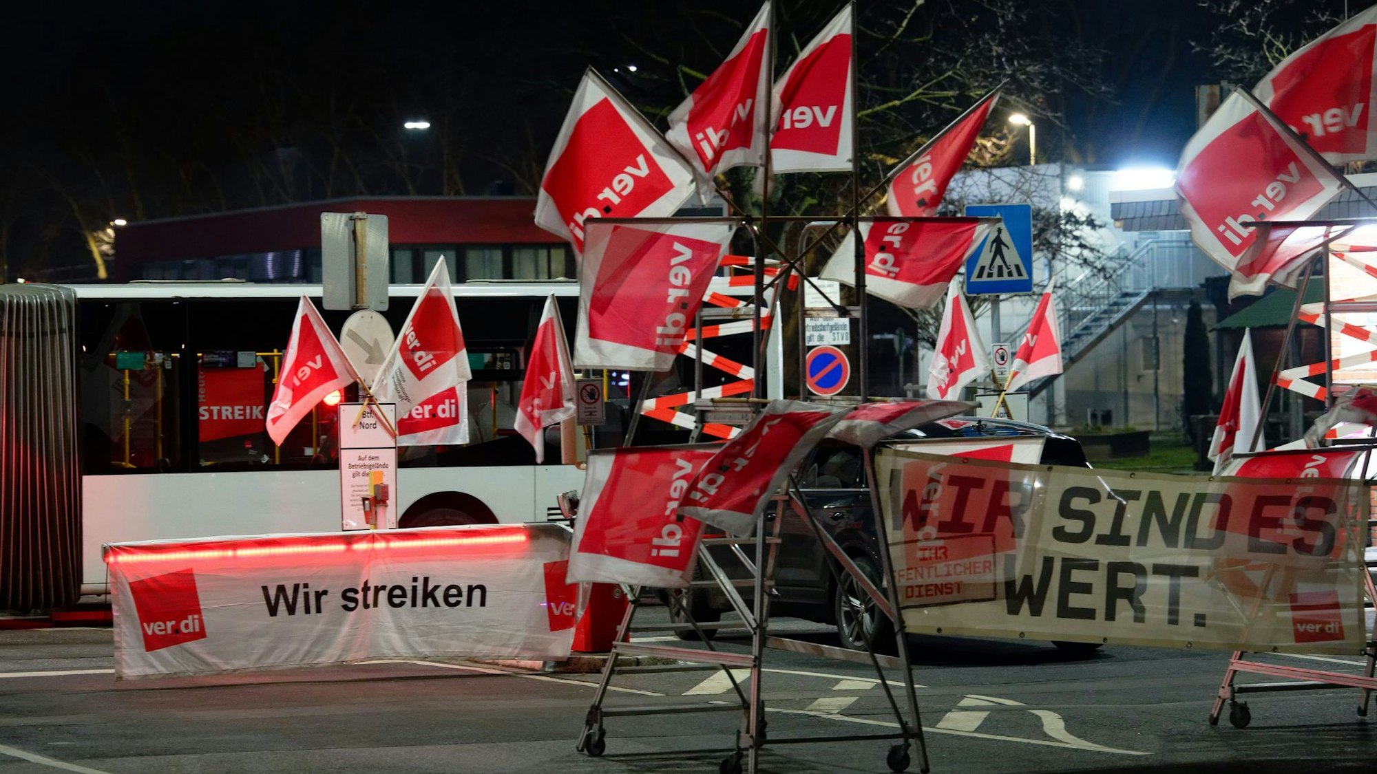 Flaggen weisen vor dem Betriebshof Nord der Kölner Verkehrs-Betriebe auf einen Warnstreik hin. (Archivbild)