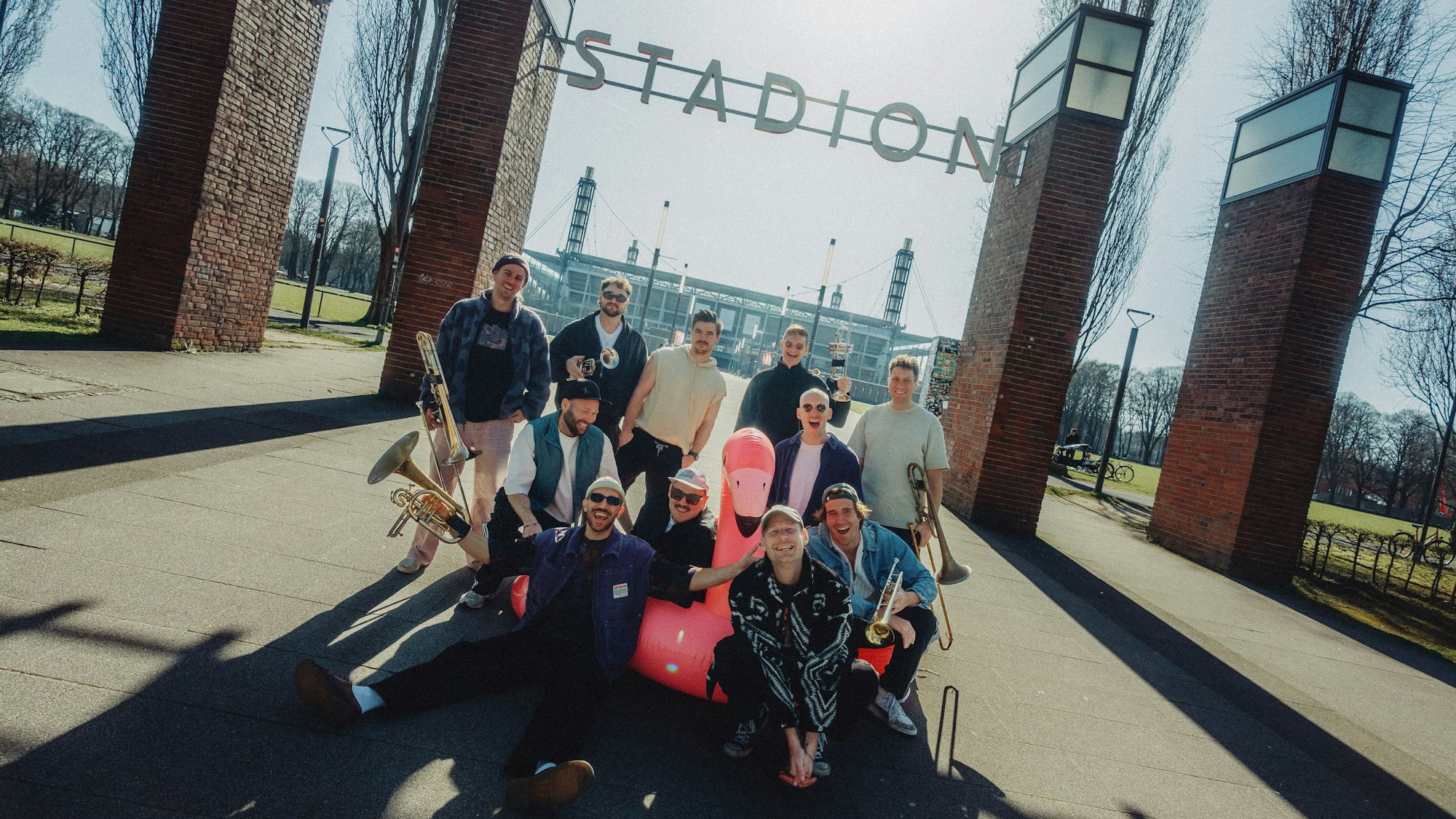 Die Band Querbeat vorm Kölner Stadion