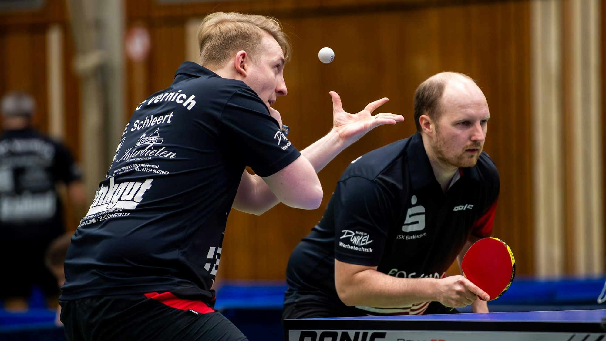 Das Bild zeigt Vernichs Eike Schleert beim Aufschlag. Doppelpartner Marcel Büttner wartet auf die Ausführung.