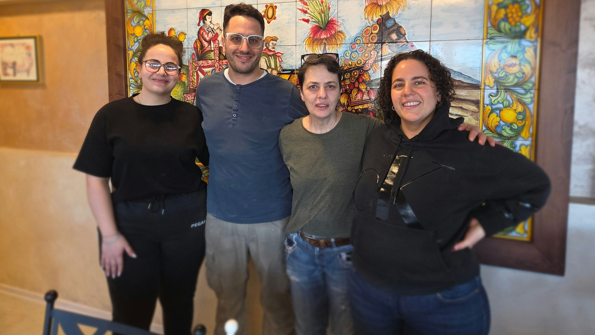 Der Betrieb ist Familiensache: hier v.l.n.r Fabiana, Salvatore, Mutter Vincenza und Ausilia. Vater Vito ist derzeit in Sizilien.