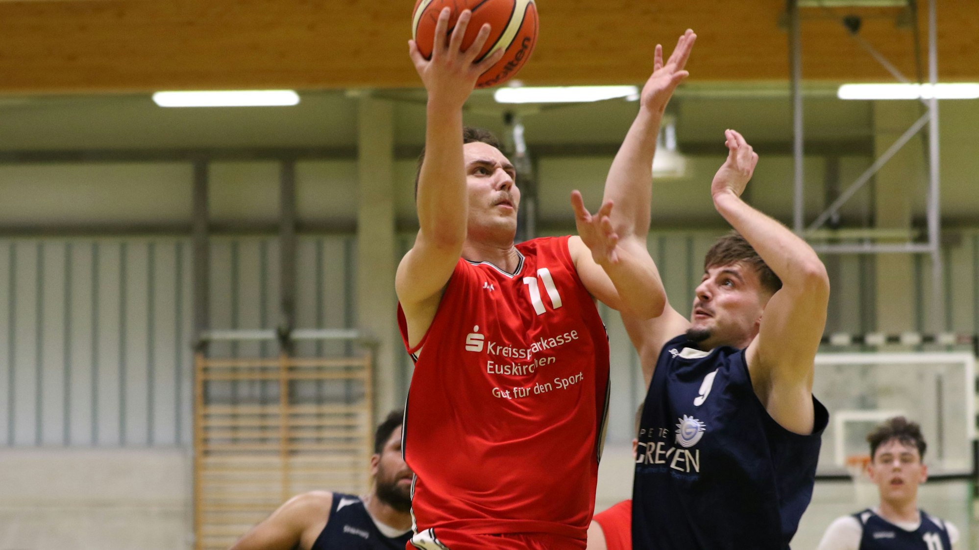 Tobias Kehren (l.) versucht den Ball über Jan Züll hinweg zu werfen.
