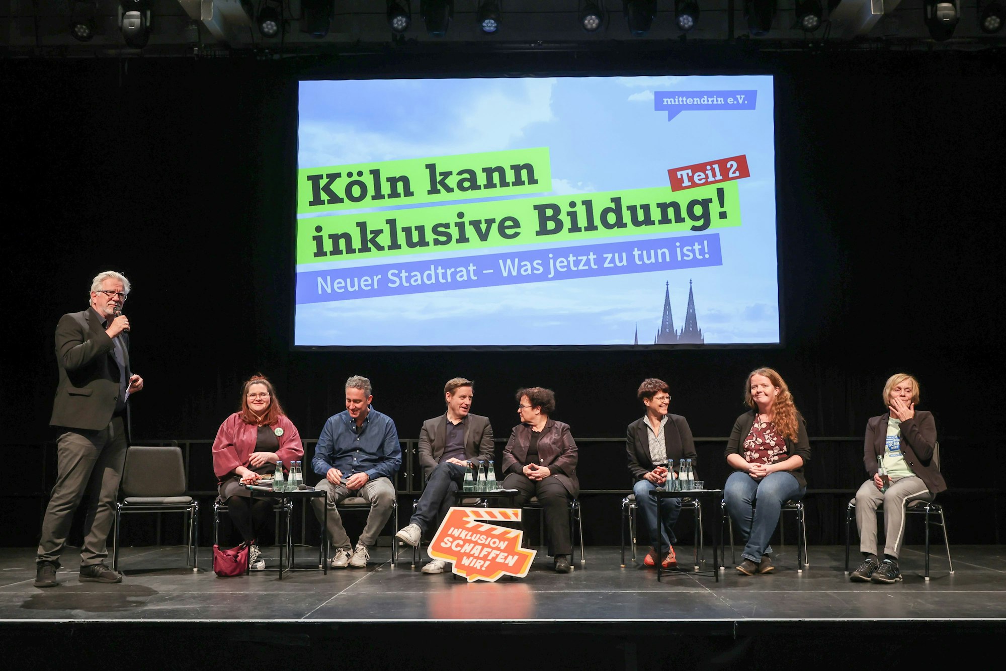 Helmut Frangenberg (l.) moderiert die Podiumsdiskussion „Köln kann inklusive Bildung“ im Bürgerhaus Stollwerck. Mit dabei: Eva Caspers (v.l., Linke), Oliver Seeck (SPD), Helge Schlieben (CDU), Bärbel Hölzing (Grüne), Meike Wittenberg (Inklusionsreferentin Senat Bremen), Britta Klostermann (Gesamtschule Holweide) und Eva-Maria Thoms (Verein Mittendrin)