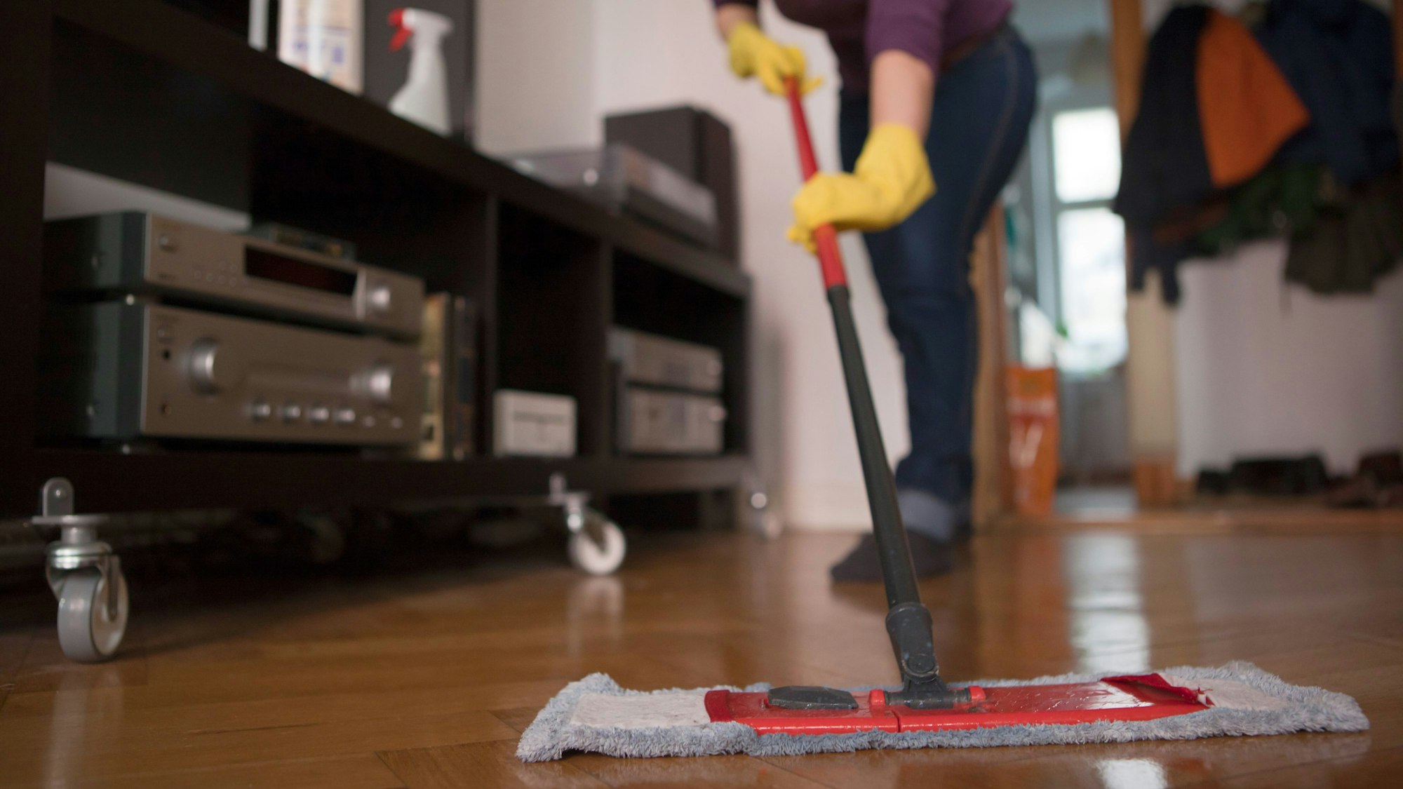Putzen ist auch 2026 oft noch Frauensache - auch wenn Frauen erwerbstätig sind.