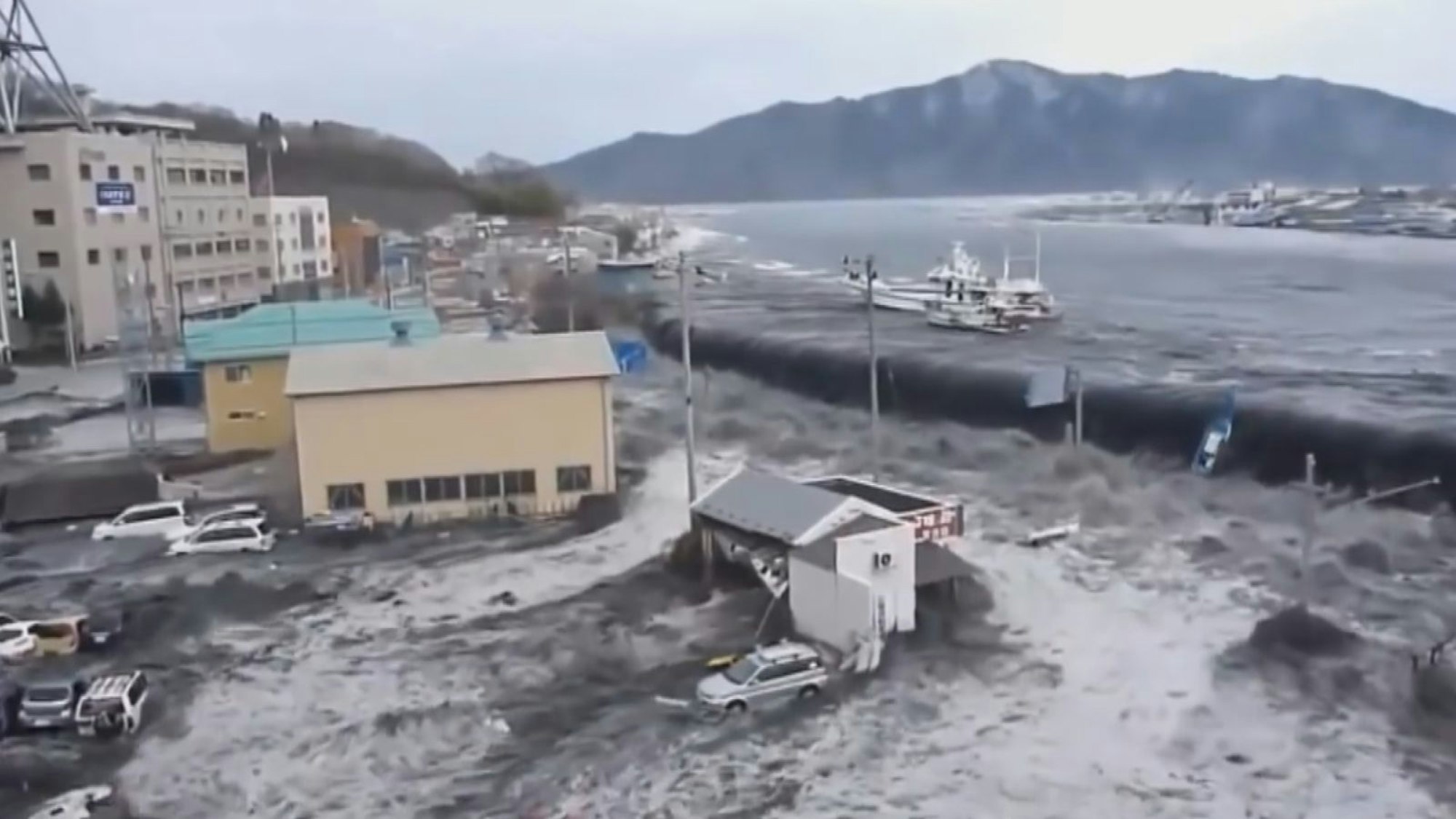 Am 11. März 2011 wurden in Fukushima 662 Quadratkilometer von Tsunamiwellen überflutet. Die Wellen drangen bis zu fünf Meilen ins Landesinnere vor. (Bild: The HISTORY Channel / TVF International )