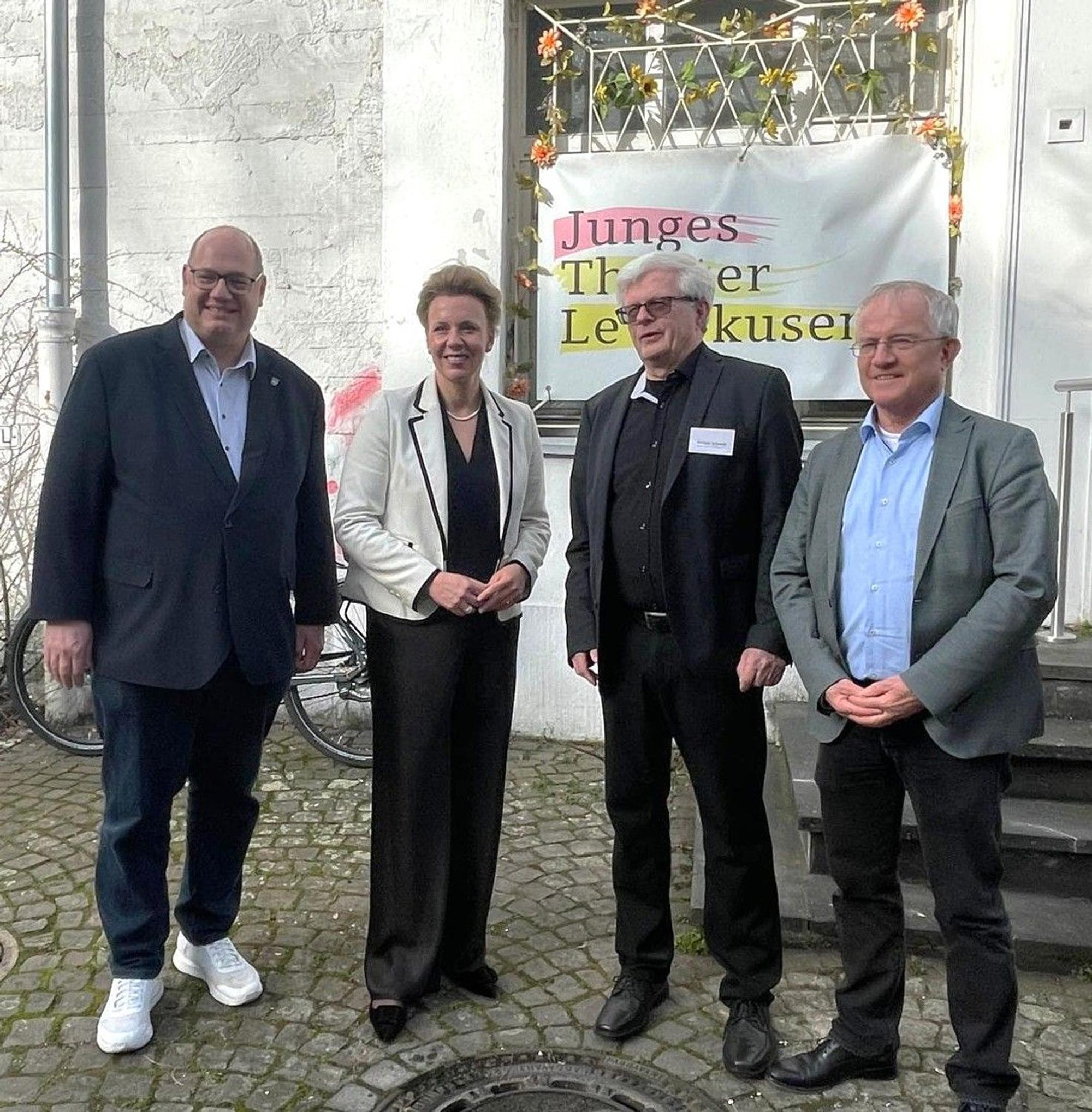 Mir ist noch nie passiert, dass man bei einem Rundgang gleich das Ensemble vorgestellt bekommt, das fand ich sehr charmant“, sagte Ina Brandes.